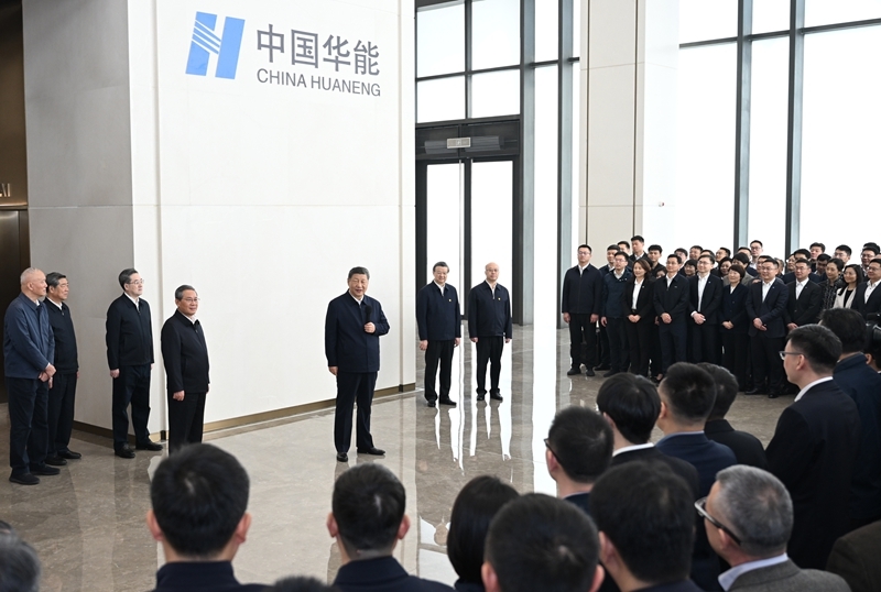 3月23日，中共中央总书记、国家主席、中央军委主席习近平在河北雄安新区考察，并主持召开深入推进雄安新区高质量建设和发展座谈会。这是23日上午，习近平同雄安新区入驻和在建疏解单位干部职工代表亲切交流。图片来源：新华网