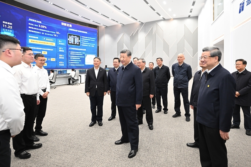 3月23日，中共中央总书记、国家主席、中央军委主席习近平在河北雄安新区考察，并主持召开深入推进雄安新区高质量建设和发展座谈会。这是23日上午，习近平在中国华能集团有限公司考察时，同企业员工亲切交流。图片来源：新华网