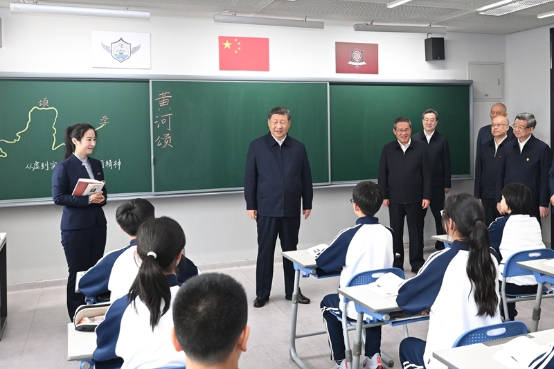 3月23日，中共中央总书记、国家主席、中央军委主席习近平在河北雄安新区考察，并主持召开深入推进雄安新区高质量建设和发展座谈会。这是23日上午，习近平在北京四中雄安校区考察时，走进教室同师生亲切交谈。图片来源：新华网