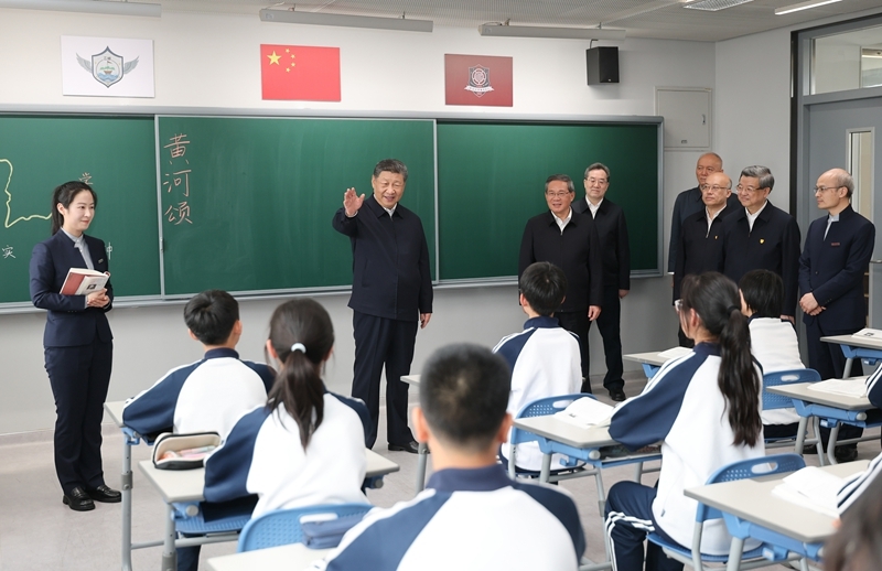 3月23日，中共中央总书记、国家主席、中央军委主席习近平在河北雄安新区考察，并主持召开深入推进雄安新区高质量建设和发展座谈会。这是23日上午，习近平在北京四中雄安校区考察时，走进教室同师生亲切交谈。图片来源：新华网