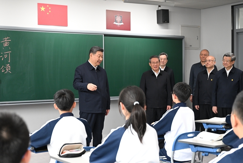 3月23日，中共中央总书记、国家主席、中央军委主席习近平在河北雄安新区考察，并主持召开深入推进雄安新区高质量建设和发展座谈会。这是23日上午，习近平在北京四中雄安校区考察时，走进教室同师生亲切交谈。图片来源：新华网