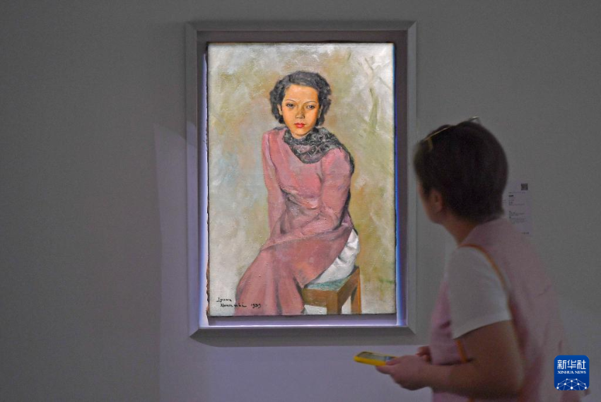 3月24日,一名女士在佳士得香港2026春季拍卖预展上观赏梁春尔的作品《女士肖像》。 3月24日,一名女士在佳士得香港2026春季拍卖预展上观赏梁春尔的作品《女士肖像》。