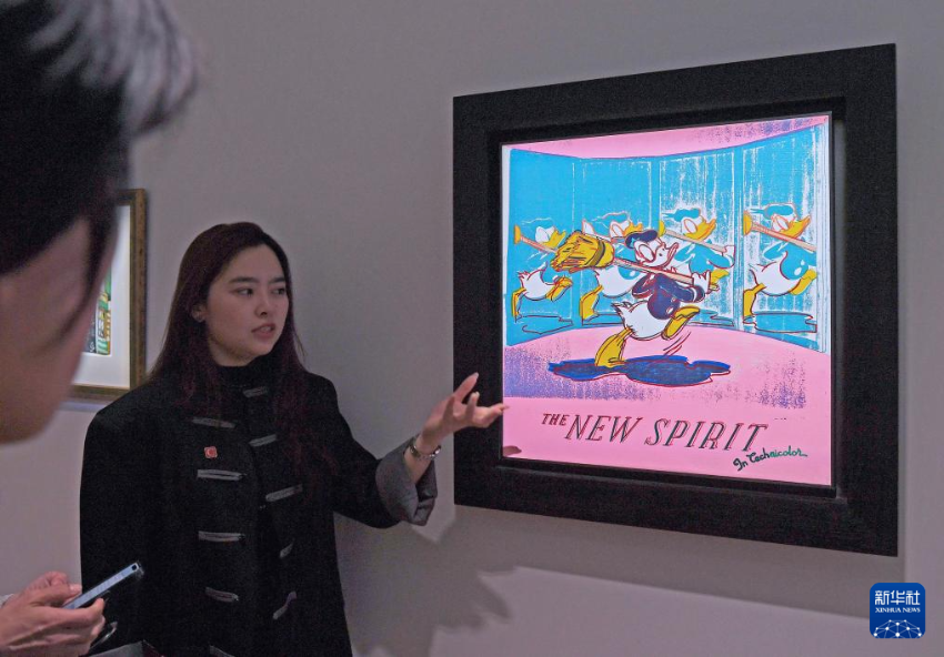 3月24日,工作人员在佳士得香港2026春季拍卖预展上讲解安迪·沃荷的作品《新精神(唐老鸭)》。 3月24日,工作人员在佳士得香港2026春季拍卖预展上讲解安迪·沃荷的作品《新精神(唐老鸭)》。