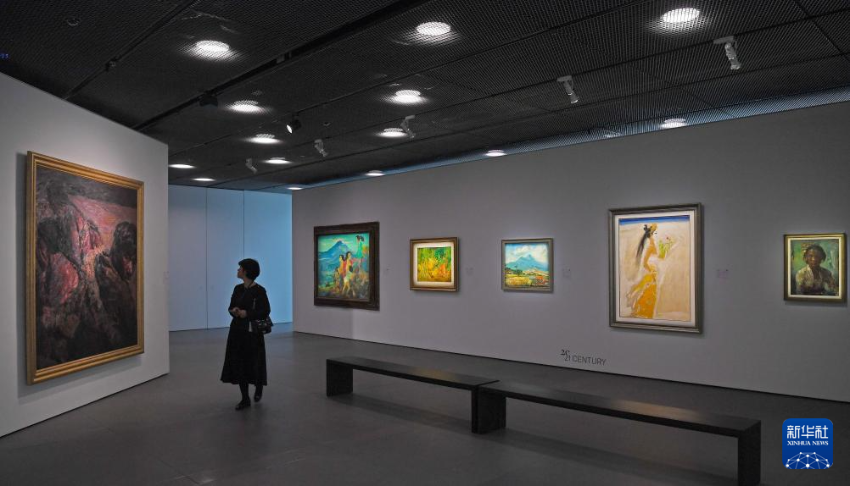 3月24日,一名女士在佳士得香港2026春季拍卖预展上参观。 3月24日,一名女士在佳士得香港2026春季拍卖预展上参观。