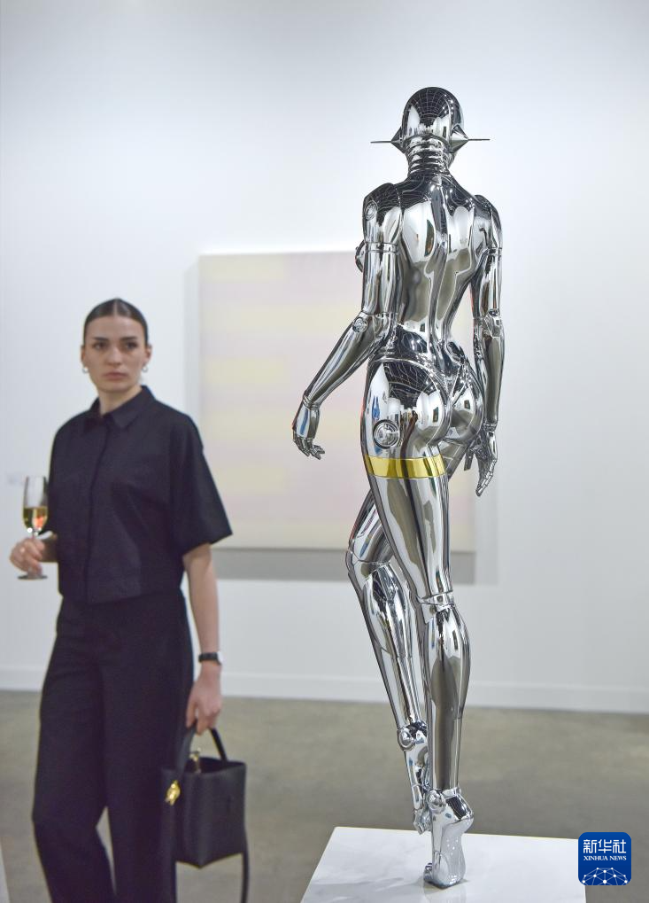 3月25日，一名女士在2026年巴塞尔艺术展香港展会预展上参观。