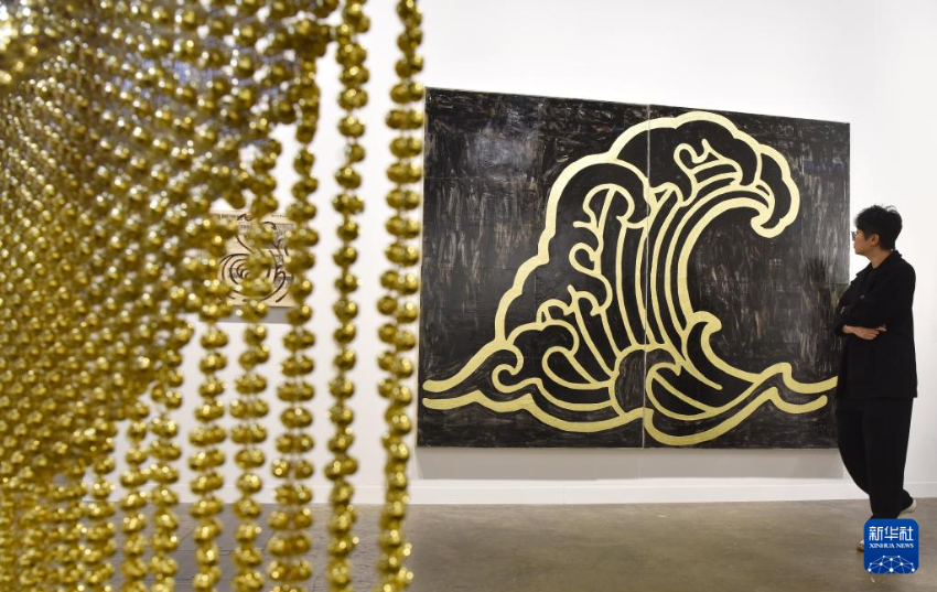 3月25日，一名女士在2026年巴塞尔艺术展香港展会预展上参观。