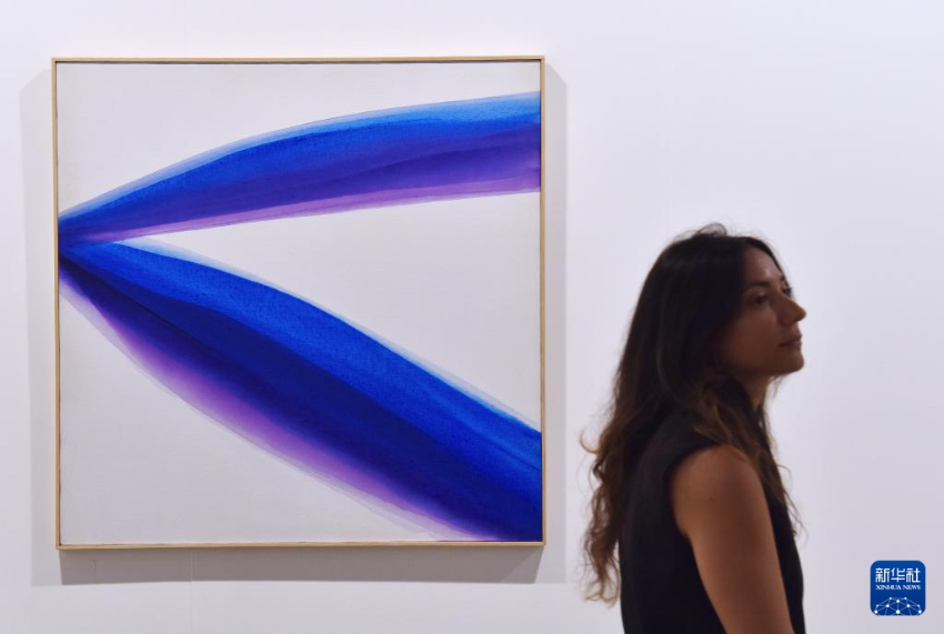 3月25日，一名女士在2026年巴塞尔艺术展香港展会预展上参观。