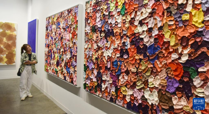 3月25日，一名女士在2026年巴塞尔艺术展香港展会预展上参观。