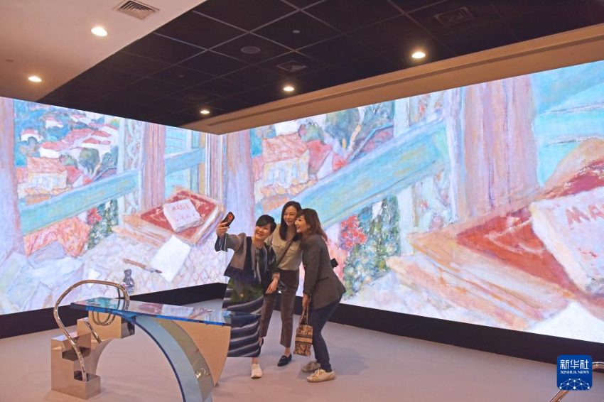 3月25日，人们在2026年巴塞尔艺术展香港展会预展上拍照。