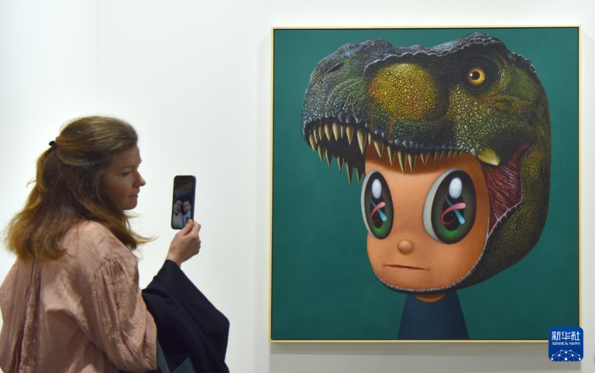 3月25日，一名女士在2026年巴塞尔艺术展香港展会预展上参观。