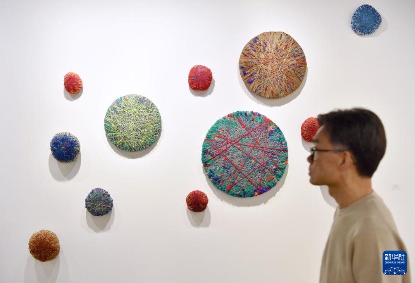 3月25日，一名男士在2026年巴塞尔艺术展香港展会预展上参观。