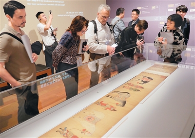 媒体记者在香港故宫文化博物馆参观。 媒体记者在香港故宫文化博物馆参观。