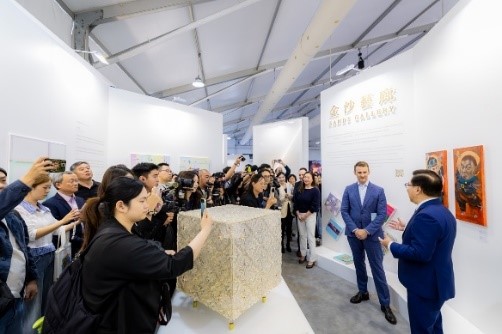 “艺术中环”设立的“金沙艺廊”展区揭幕仪式。 “艺术中环”设立的“金沙艺廊”展区揭幕仪式。