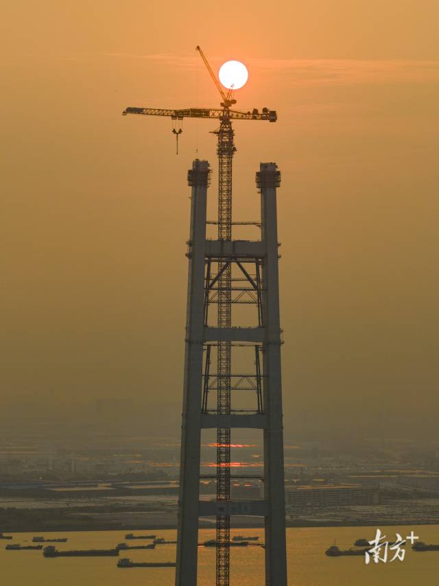 夕阳西下，狮子洋大桥主塔矗立狮子洋畔。