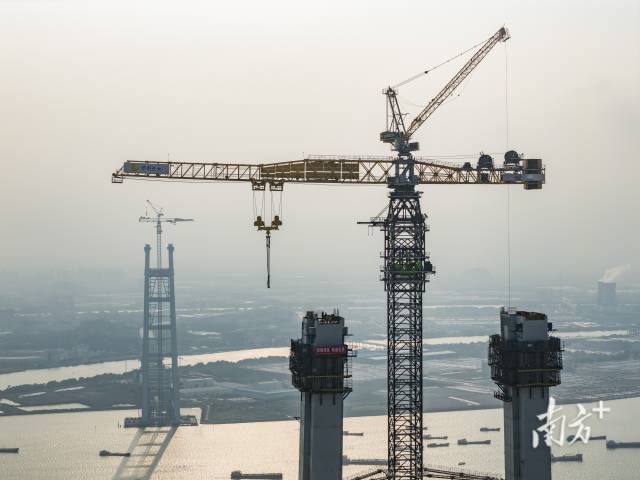 全球最大移动平衡重塔式起重机。