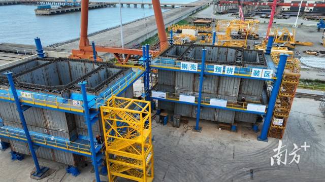 狮子洋大桥钢壳节段在制造厂内进行预拼装。