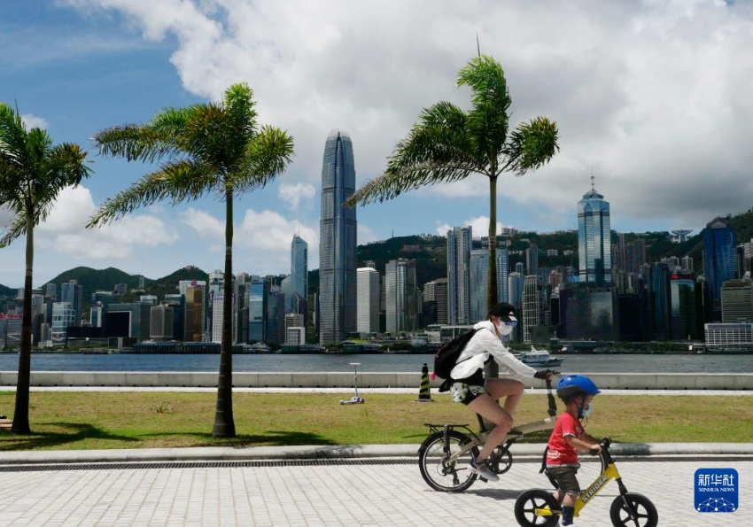 市民在香港西九文化区艺术公园骑行（2020年7月17日摄）。