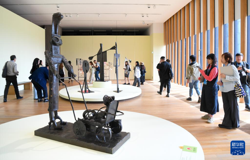 媒体记者在香港当代视觉文化博物馆M+拍摄毕加索的青铜雕塑作品（2025年3月13日摄）。