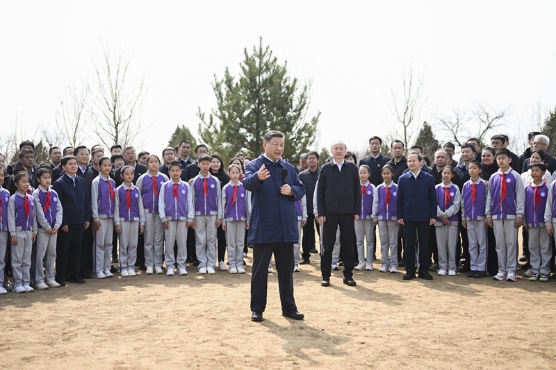 3月30日，党和国家领导人习近平、李强、赵乐际、王沪宁、蔡奇、丁薛祥、李希等来到北京市昌平区百善镇参加首都义务植树活动。这是习近平同在场的干部群众、少先队员亲切交谈。图片来源：新华网