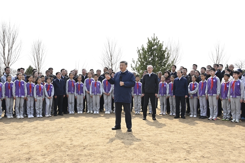 3月30日，党和国家领导人习近平、李强、赵乐际、王沪宁、蔡奇、丁薛祥、李希等来到北京市昌平区百善镇参加首都义务植树活动。这是习近平同在场的干部群众、少先队员亲切交谈。图片来源：新华网