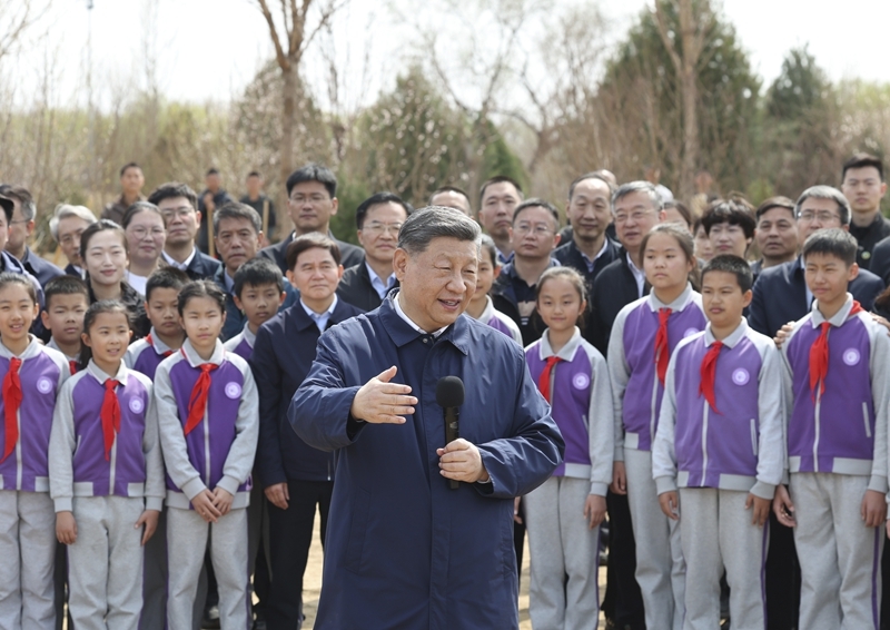 3月30日，党和国家领导人习近平、李强、赵乐际、王沪宁、蔡奇、丁薛祥、李希等来到北京市昌平区百善镇参加首都义务植树活动。这是习近平同在场的干部群众、少先队员亲切交谈。图片来源：新华网
