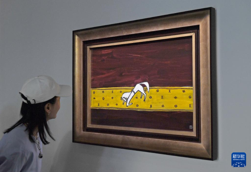 3月24日，一名女士在佳士得香港2026春季拍卖预展上观赏常玉的作品《毯上的曲腿马》。