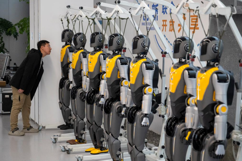 2025年11月6日，观众在湖北人形机器人创新中心参观。有“中国光谷”之称的武汉东湖新技术开发区，是以“光”命名的国家自主创新示范区，不断推动科技创新和产业创新深度融合。