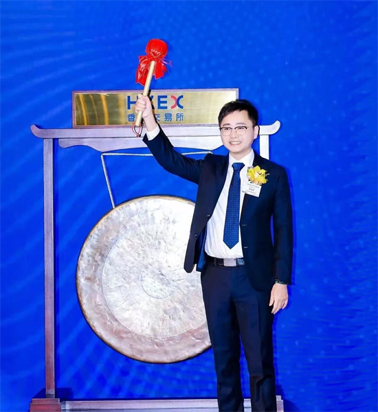 澳门青年陈振杰港交所鸣锣。 