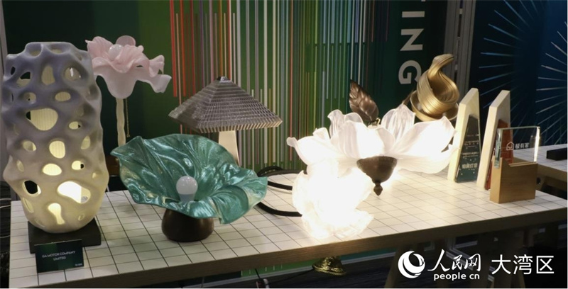 GA MOTOR中古繁花吊灯在现场展示。