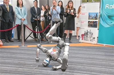 机器人表演。