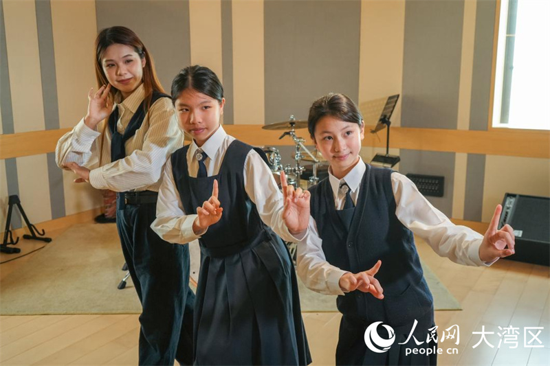 澳门青苗粤剧团成员正在练习动作。