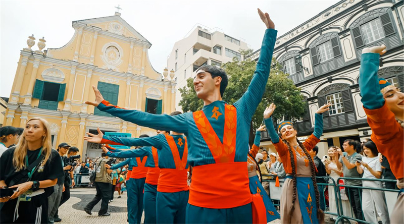 亚美尼亚哈琴民族舞团参与活动演出。