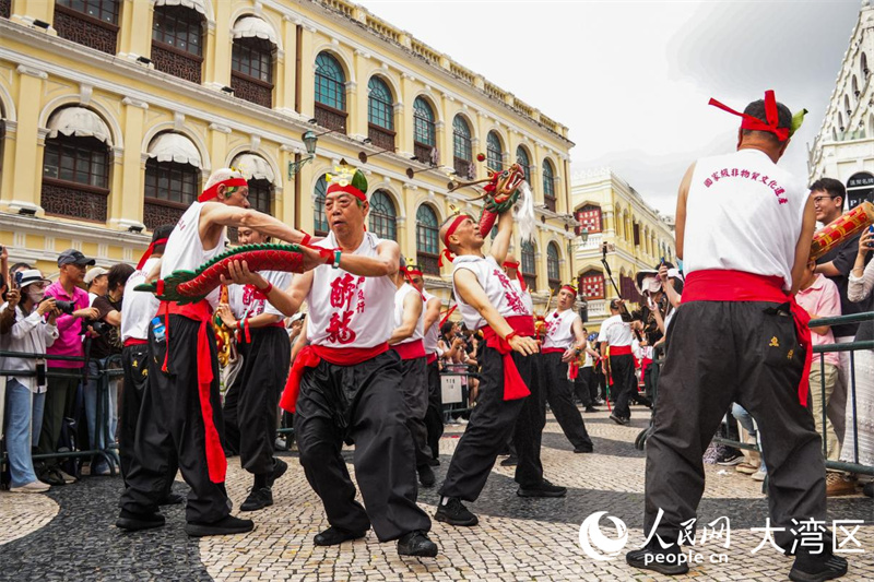 澳门鲜鱼行总会表演舞醉龙。