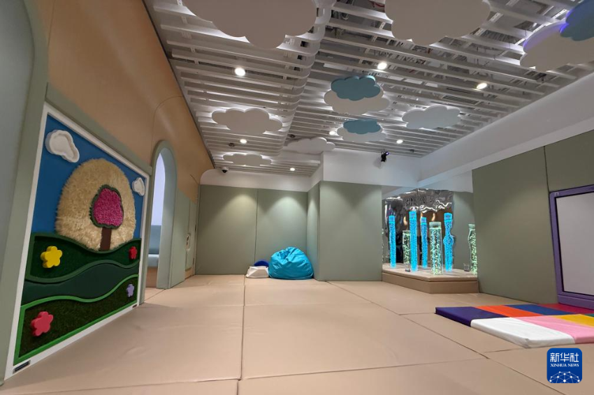 位于香港国际机场一号客运大楼的“感知阁”面积约为30平方米，内部均由软垫覆盖，可调式光源能有效缓解感官过敏（3月31日摄）。 