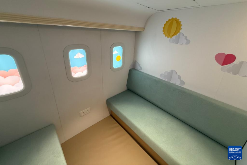位于香港国际机场一号客运大楼的“感知阁”内设有模拟机舱，可以帮助特殊旅客提前适应航程（3月31日摄）。 