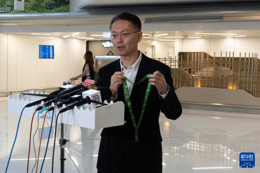 3月31日，香港机场管理局客运大楼及旅客体验总经理欧阳显宏在发布会上介绍“感知阁”和向日葵挂绳。 