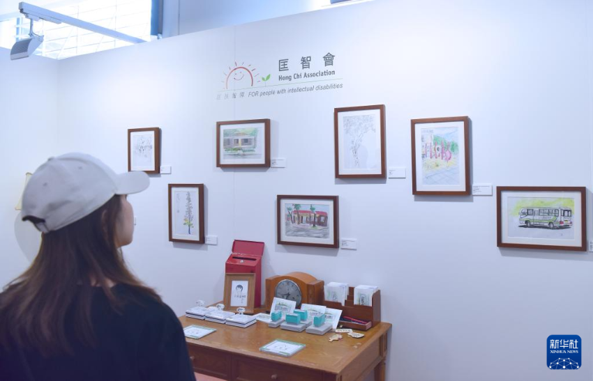 3月25日,一名观众在2026年香港巴塞尔艺术展匡智会展区参观。 3月25日,一名观众在2026年香港巴塞尔艺术展匡智会展区参观。