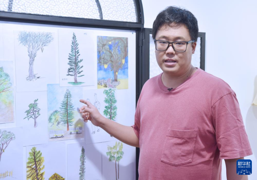 3月25日,周昭明在展区介绍自己的作品。 3月25日,周昭明在展区介绍自己的作品。