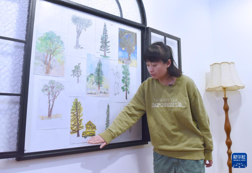 3月25日,汤芷晴在展区介绍自己的作品。 3月25日,汤芷晴在展区介绍自己的作品。