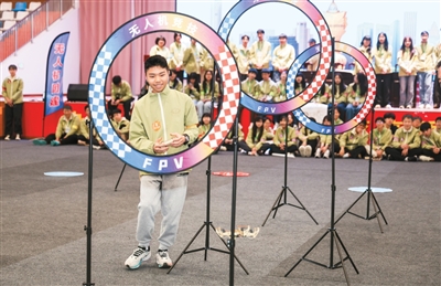 图为同学们在展示无人机模型组装成果。 图为同学们在展示无人机模型组装成果。