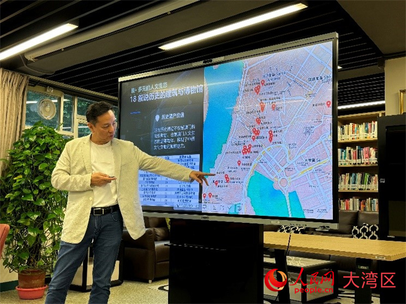 图为高级工程师邱少腾讲述“生态澳门”的治理智慧。