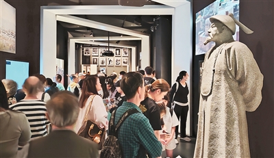 图为展览现场。 图为展览现场。