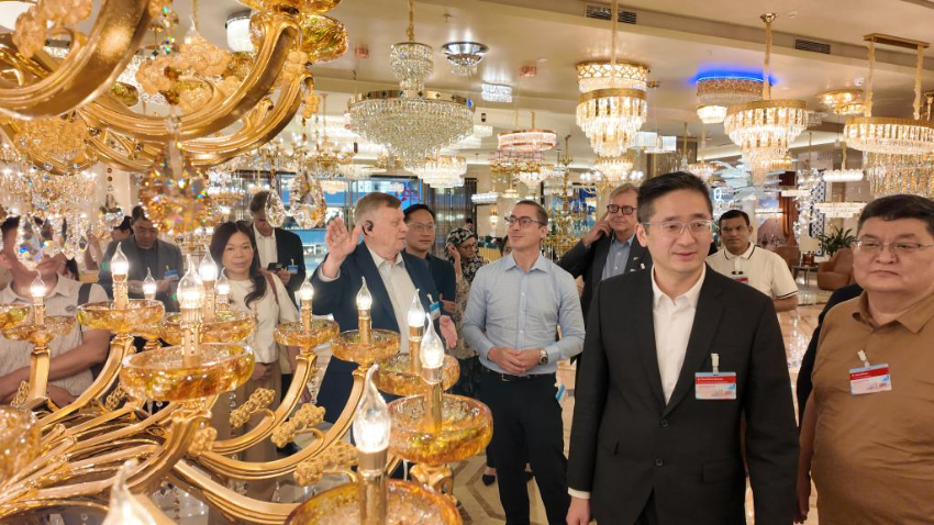 外国在港领团和商界参访团在广东省中山市星光联盟全球品牌灯饰中心参观（4月10日摄）。