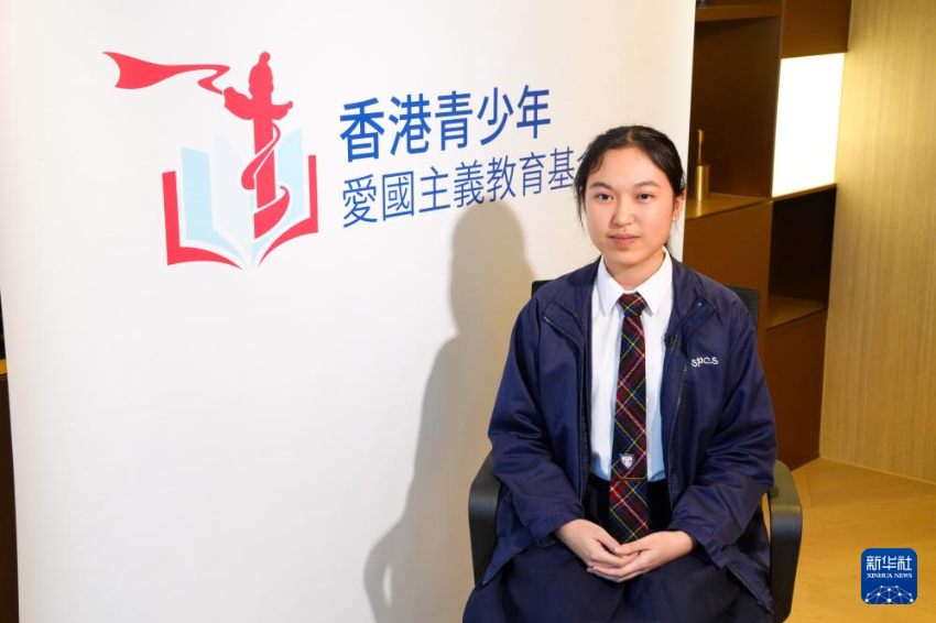 第二届“情系中华”香港青少年作文暨朗诵大赛中学英文组总冠军蔡宛谚接受采访（1月29日摄）。 