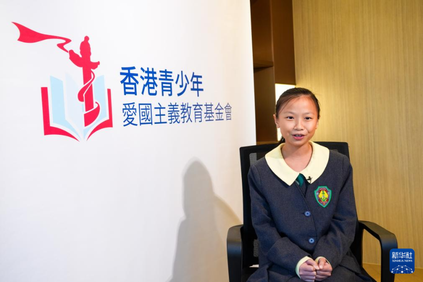 第二届“情系中华”香港青少年作文暨朗诵大赛小学中文组总冠军张梓琳接受采访（1月29日摄）。 