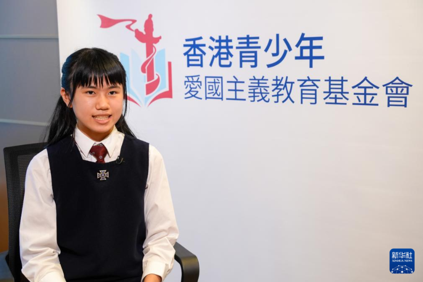 第二届“情系中华”香港青少年作文暨朗诵大赛小学英文组总冠军冯靖霖接受采访（1月29日摄）。 