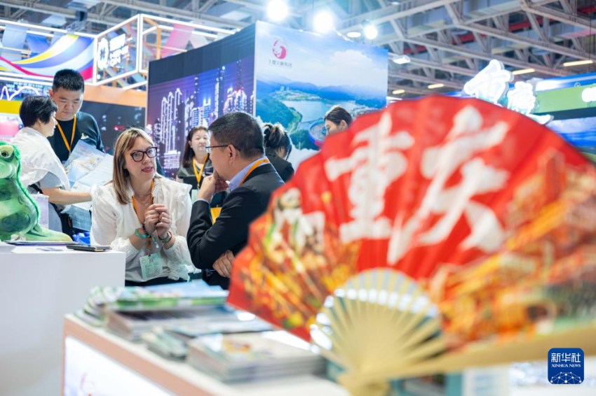 4月10日，与会者在第十四届澳门国际旅游（产业）博览会上洽谈。