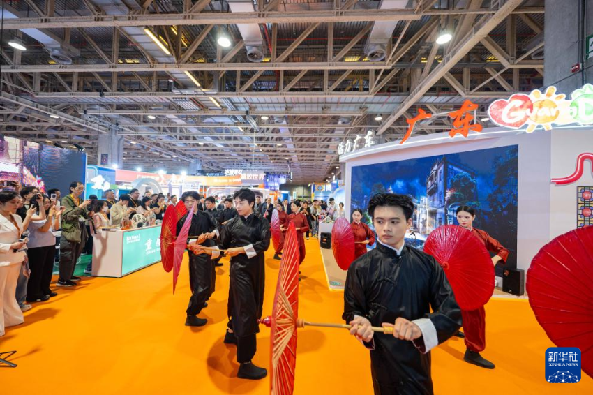 4月10日，人们在第十四届澳门国际旅游（产业）博览会上观看表演。 