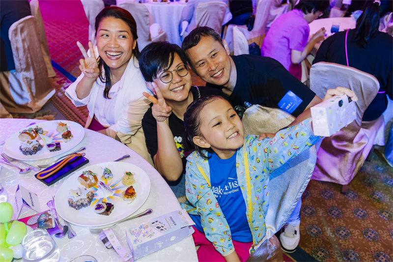 获香港迪士尼帮助实现愿望的儿童与家人在派对上合影留念。 