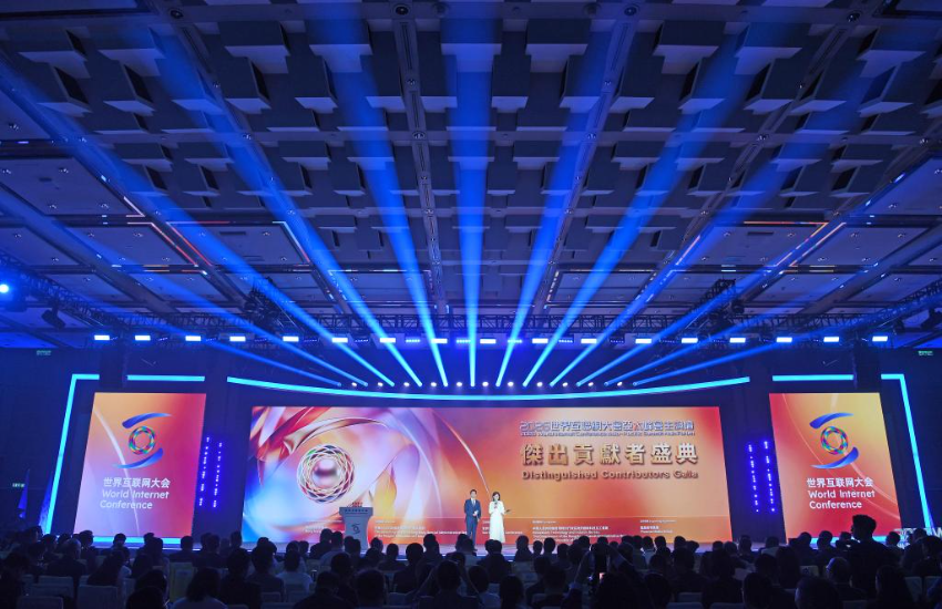 4月13日，以“数智赋能 创新发展——携手构建网络空间命运共同体”为主题，为期两天的2026年世界互联网大会亚太峰会在香港会展中心开幕。